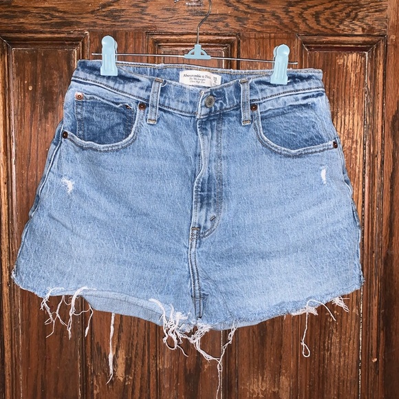 Abercrombie & Fitch The 90’s Straight Ultra High Rise Jean Shorts - Picture 8 of 10